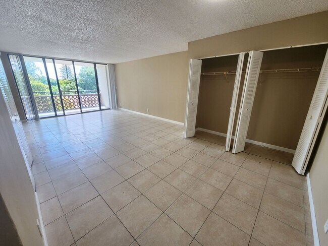 Building Photo - Large Nice and Clean 1BR/1.5BA with Great Layout  in Prime Inverrary Location (Rent includes wate...