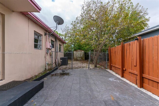 Building Photo - 560 NE 158th St
