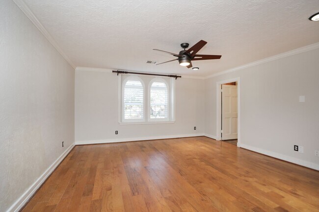 Building Photo - 722 Crossroads Dr