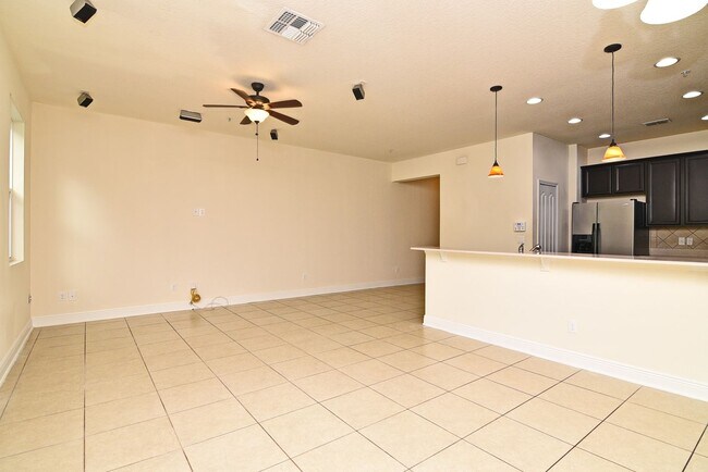 Building Photo - Lovely Town Home Available