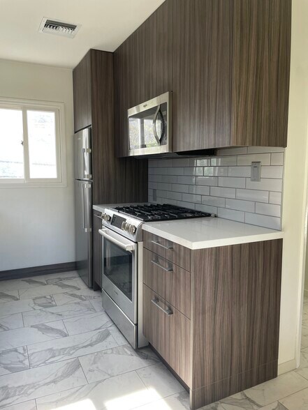 Kitchen - 609 N Mariposa Ave