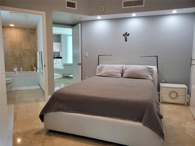 Building Photo - 350 S Miami Ave