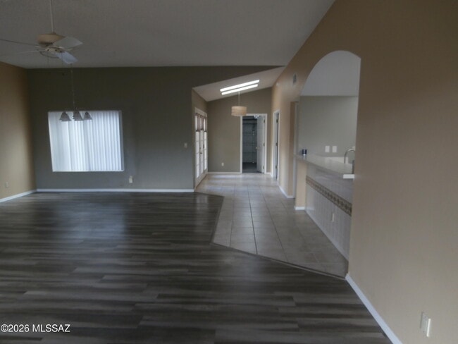 Building Photo - 870 W Calle de Emilia