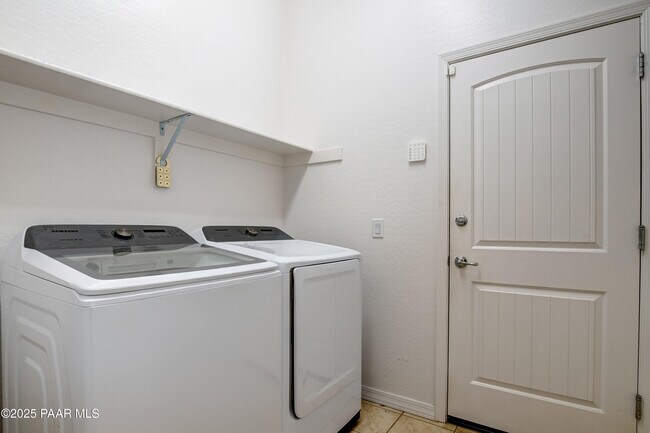 Building Photo - 8736 N Peaceful Vly Wy