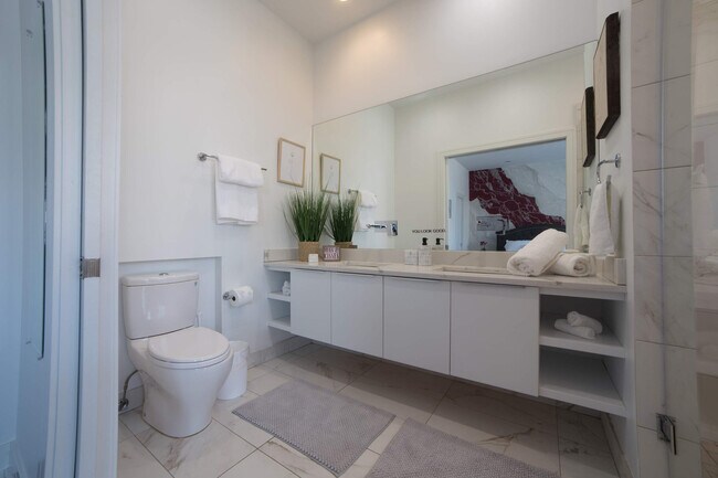 Building Photo - 2048 W Chicago Ave