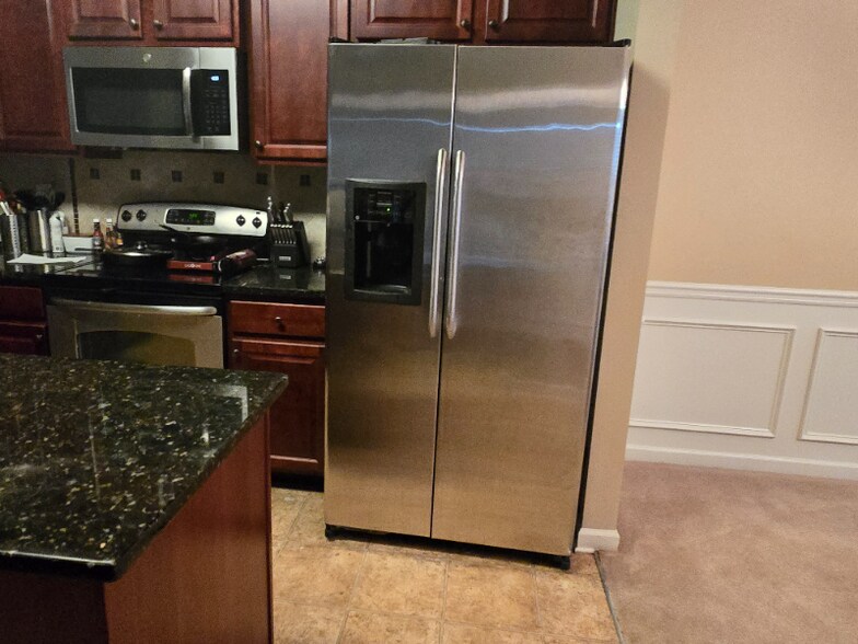 Building Photo - 2797 Huntcliffe Dr