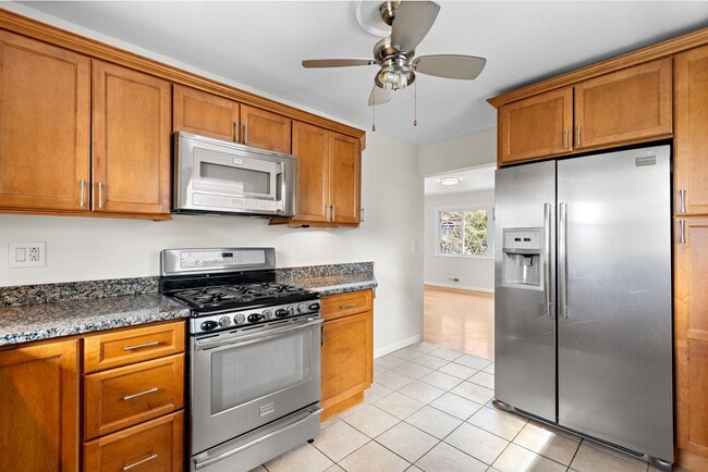 Building Photo - 689 9th St