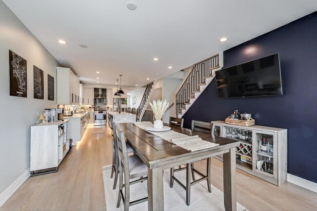 Building Photo - 2429 W Augusta Blvd