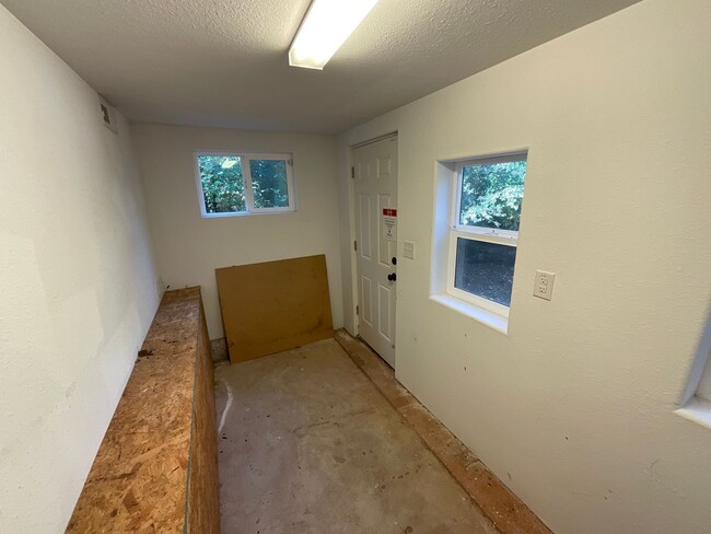 Building Photo - 2 Bedroom Home Available Near Manitou Ave ...