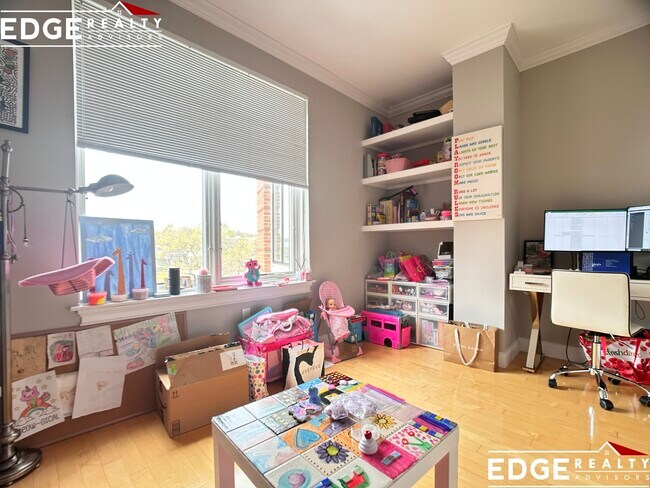 Building Photo - 1584 Beacon St