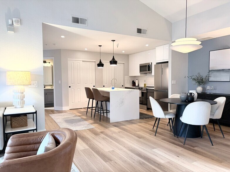 Building Photo - 804 Summer Hawk Dr