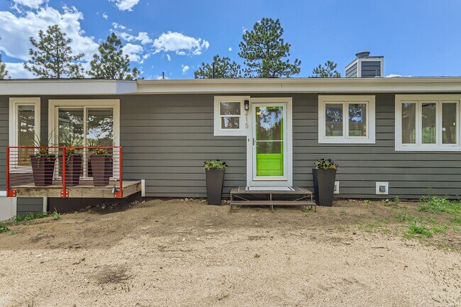 Building Photo - GORGEOUS 4BD/ 3BA MOUNTAIN HOME in Boulder, CO- Available 7/10/26!