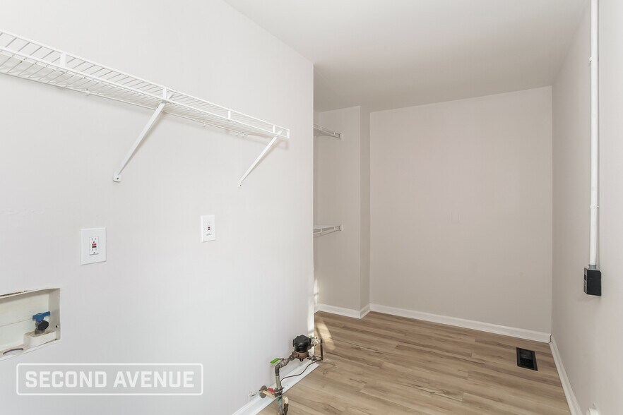 Building Photo - 2049 Roosevelt Ave