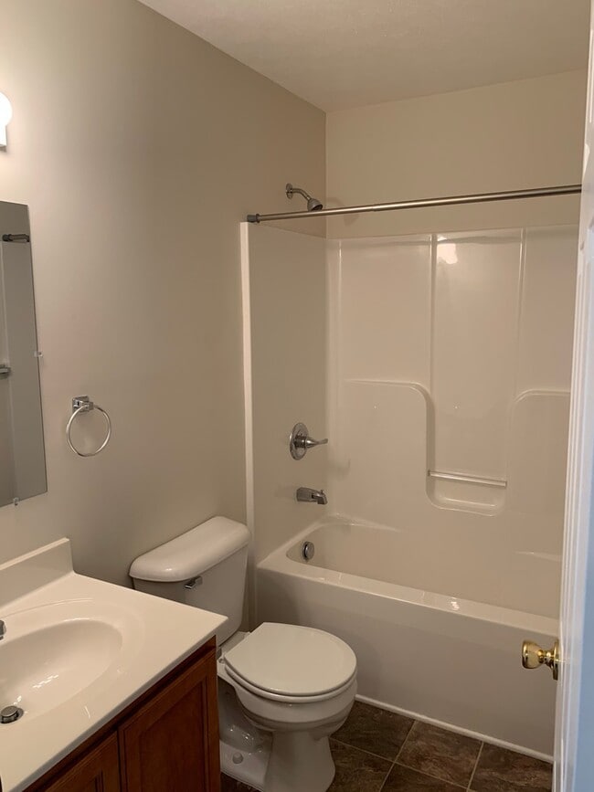 Building Photo - 3 BR 2.5 Bath Townhouse