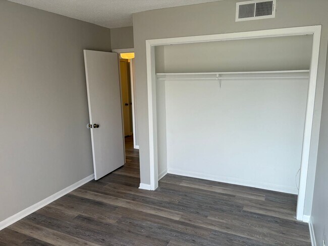 Building Photo - 515 Basswood Ave