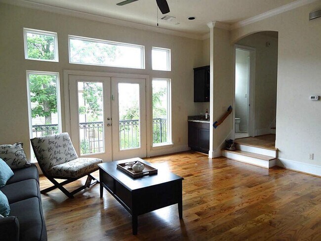 Living room - 1021 W 21st St