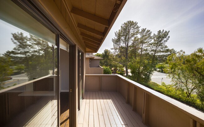 Building Photo - Gorgeous 3bd/2ba Townhouse, complete interior renovation, Modern upgrades, Community Pool -FOUNDA...