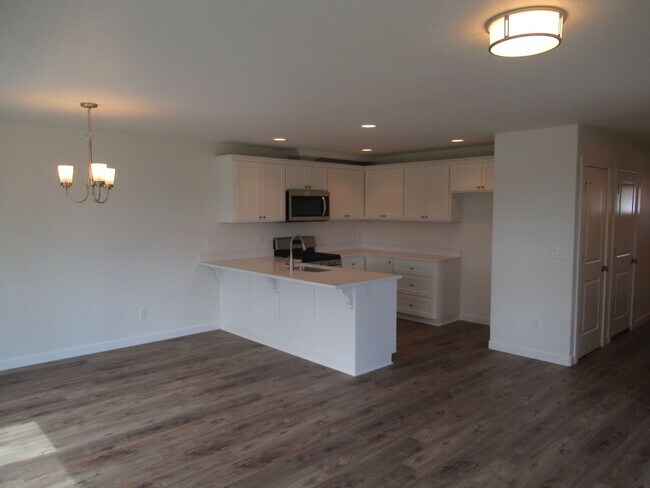 Building Photo - Newer Three Bedroom Duplex