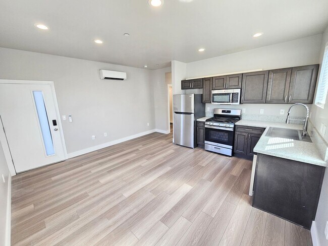 Building Photo - **Nearly new 1-Bedroom Midtown Apartment for Rent**