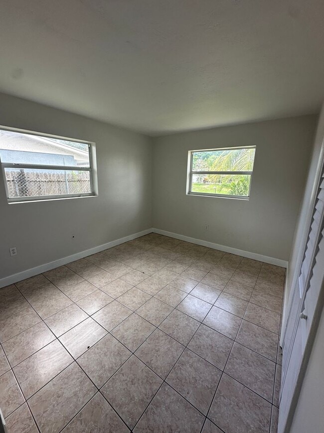 Building Photo - Come see this beautiful 4/2 single family ...