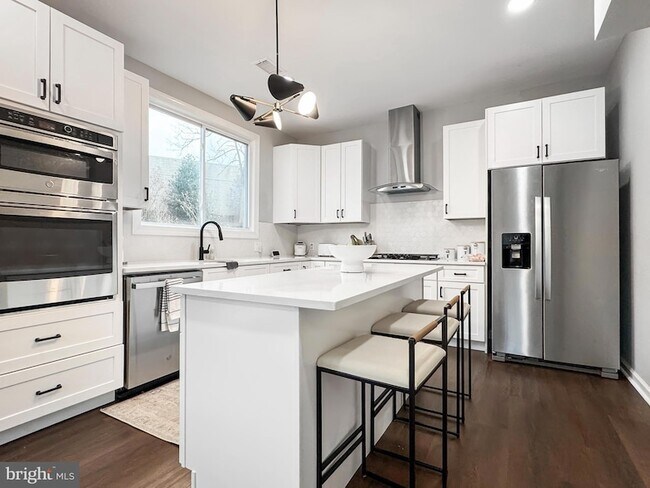 Building Photo - 6621 Hallwood Ave