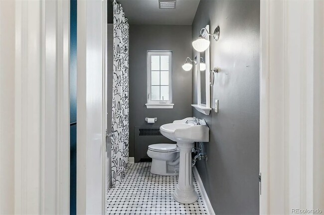 Building Photo - 1021 S Columbine St