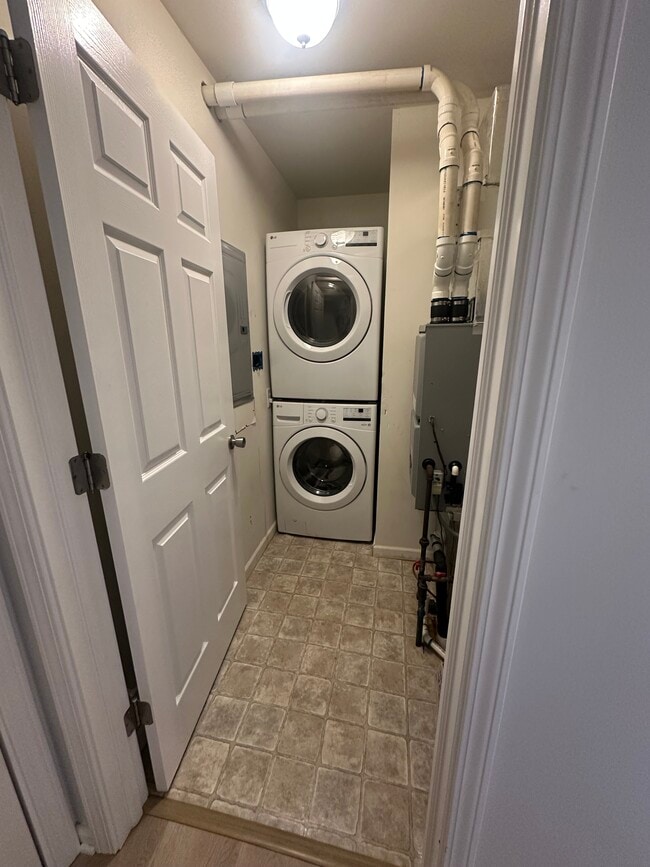 Building Photo - 325 W 15th St