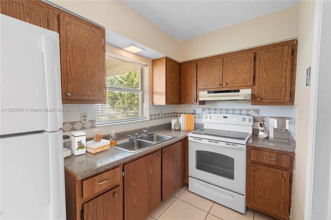 Building Photo - 6712 NW 70th Ct