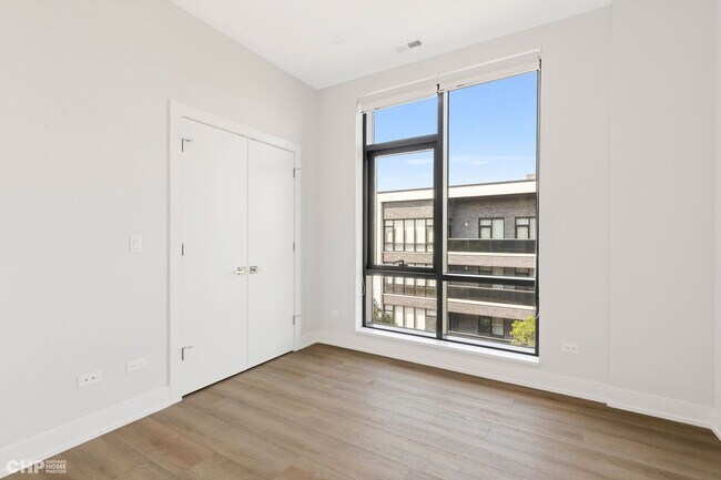 Building Photo - 3204 N Lawndale Ave
