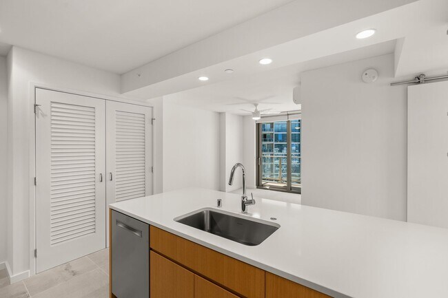 Building Photo - Sky Ala Moana West — 2 Bed / 2 Bath / 2 Parking