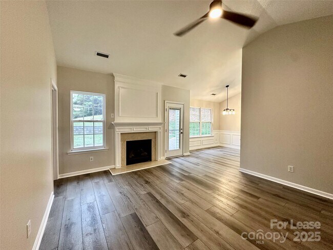 Building Photo - 1888 Lillywood Ln