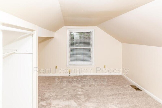 Building Photo - 657 Montclair Dr