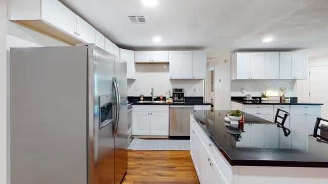 Building Photo - 6241 S 14th Pl