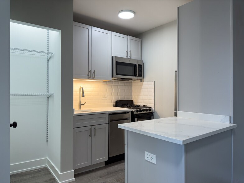 Building Photo - 545 W Belmont