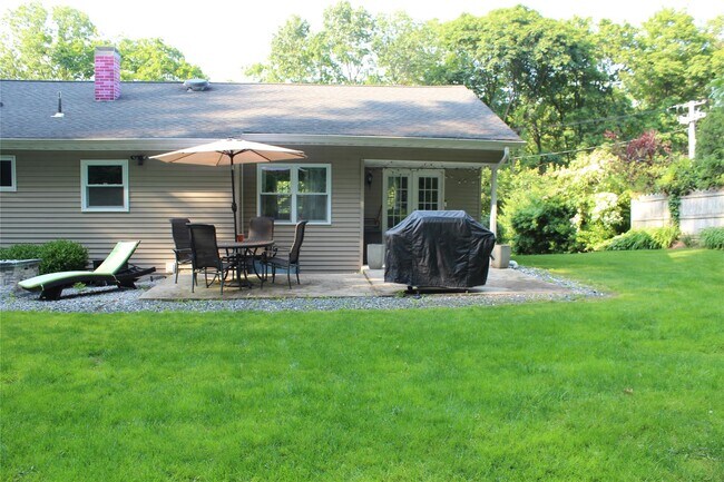 Building Photo - 5 Meadowfield Ln