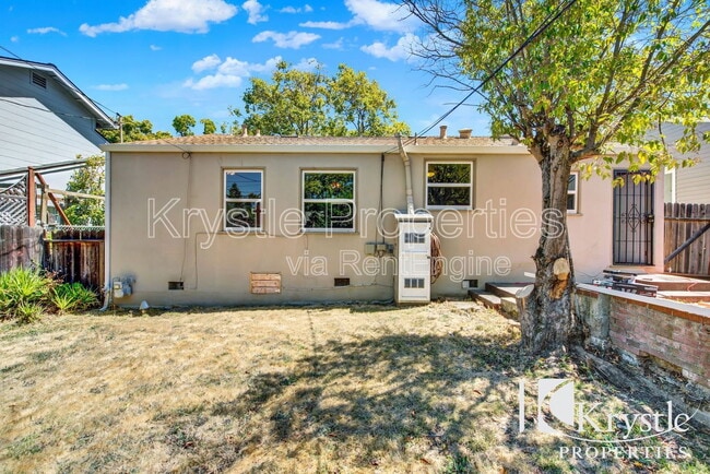Building Photo - 549 Cedar St
