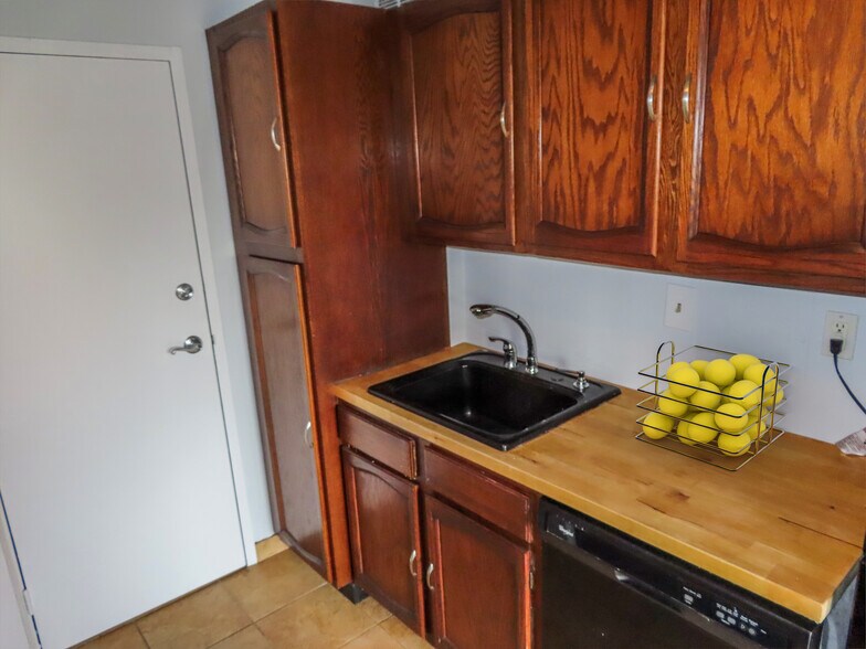 Building Photo - 3900 Tunlaw Rd NW