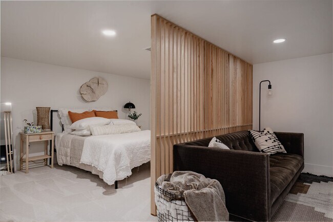 Building Photo - Chic 3BD, 3BA Mid-Century Home in Wheat Ri...