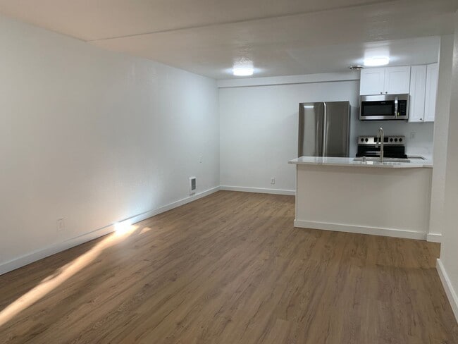 Building Photo - NEW, HIGH-END RENOVATED 1 bed / 1 bath at the Lydia in Ballard! In-Unit Laundry!