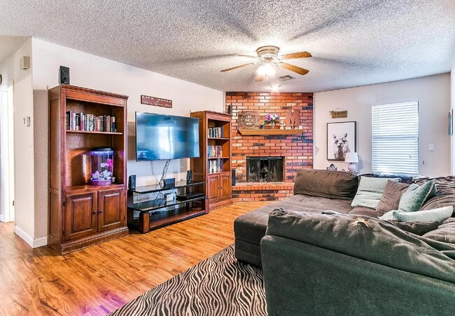 Building Photo - Charming 3-Bed, 2-Bath Home in Prime Broke...