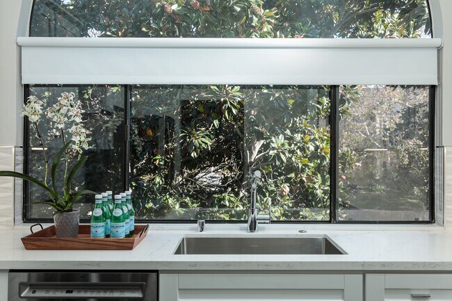 Building Photo - Impeccably remodeled unit-don't miss this ...