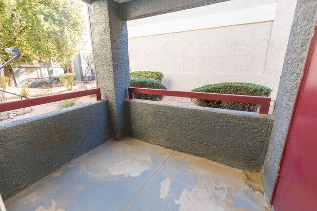 Building Photo - - Available 2 Bedroom Downstairs Condo at ...