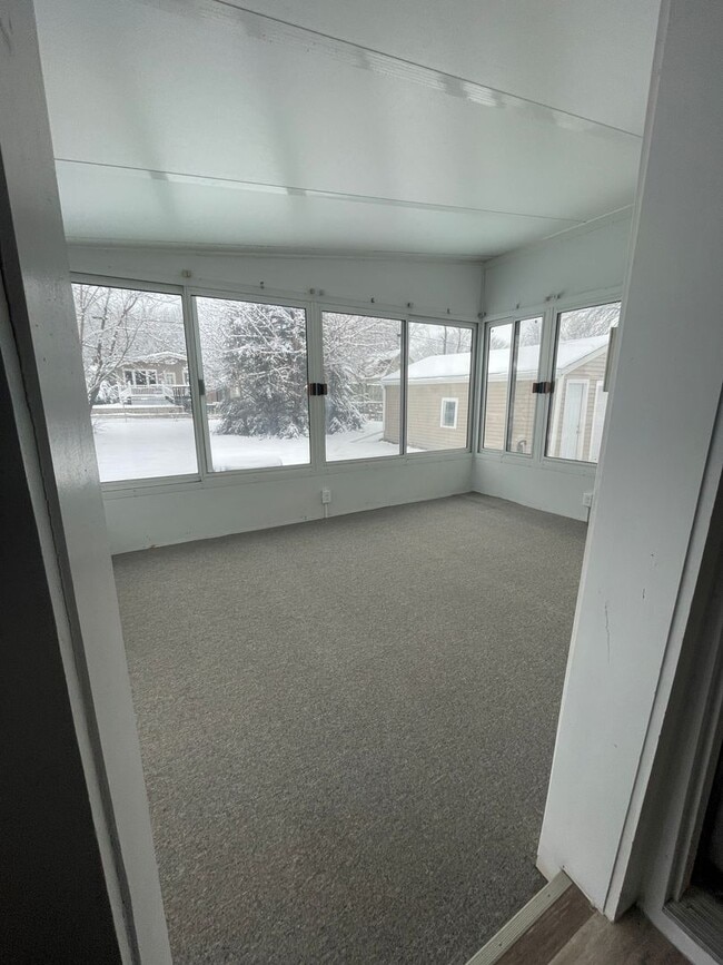 Building Photo - Fully Remodeled 2 Bedroom 1 Bath home