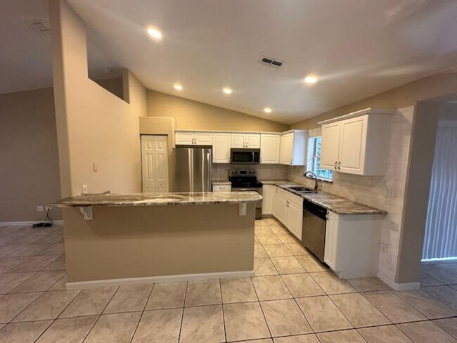 Building Photo - Pool Home on canal for rent !