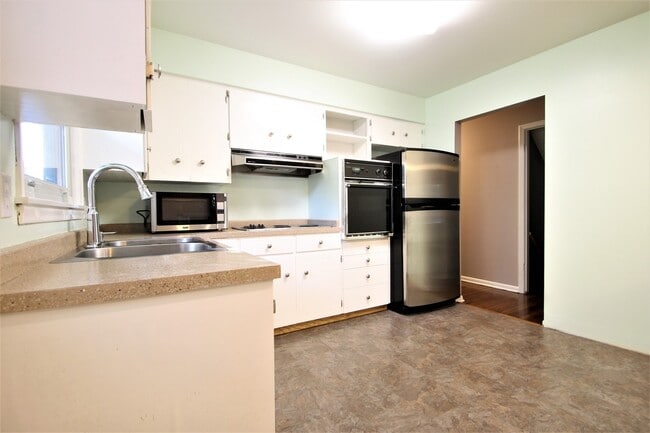 Building Photo - Beautiful and Spacious 3 Bedroom / 2 Bath ...
