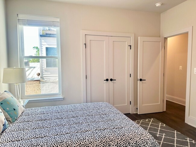 Building Photo - 2 Bedroom 2.5 Bathroom Penthouse with Park...