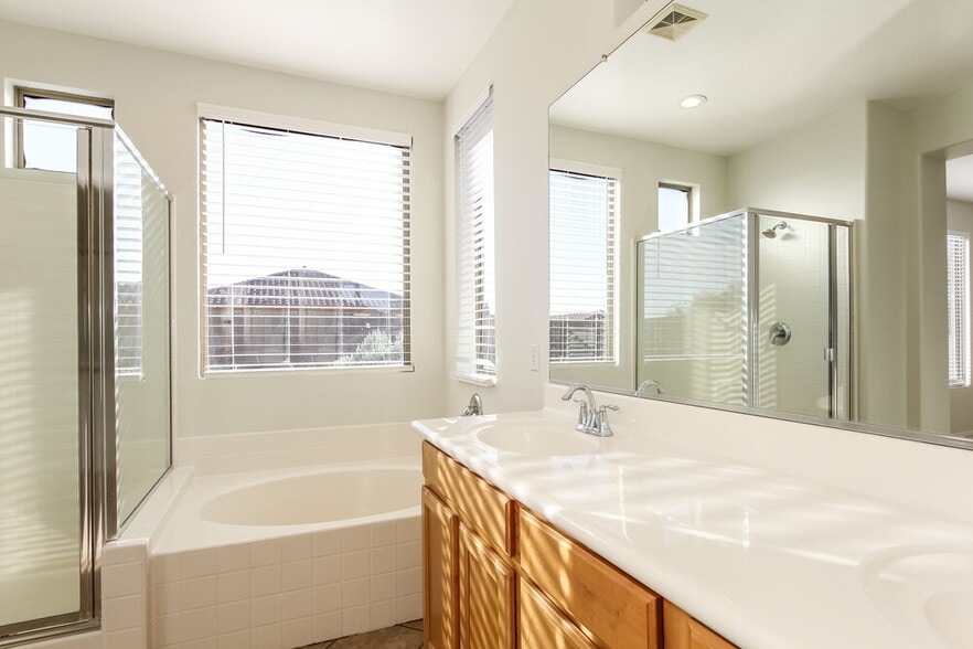 Building Photo - 2621 W Medinah Way