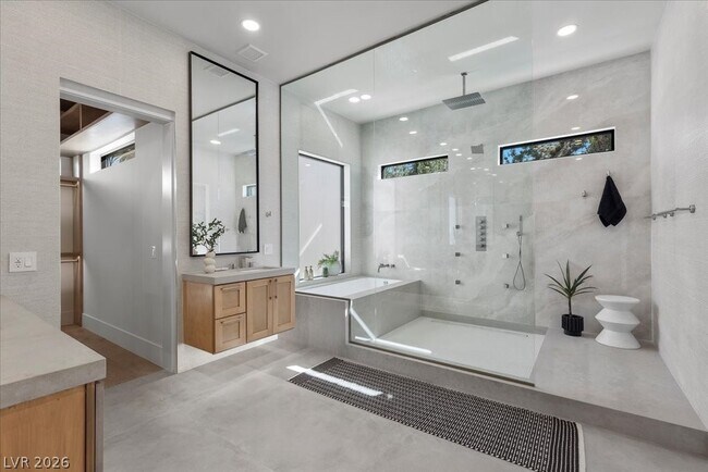 Building Photo - 2401 Driftwood Dr