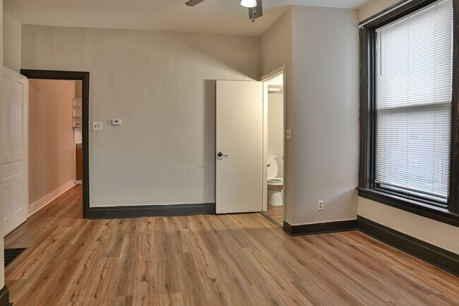 Building Photo - Large 5 Bedroom on Peffer