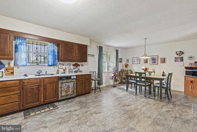 Building Photo - 638 Westwood Dr